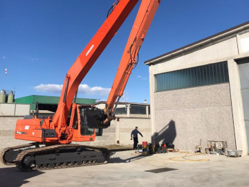 ruspe escavatori Doosan dx255 long reach movimento terra della Tecnoscavi