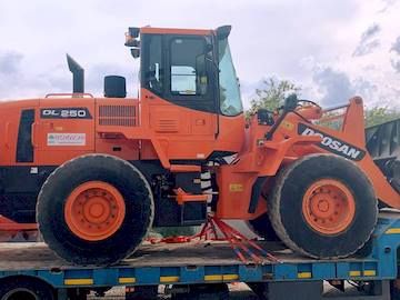 ruspe escavatori camion gru macchine movimento terra della Tecnoscavi srl Italy Abruzzo