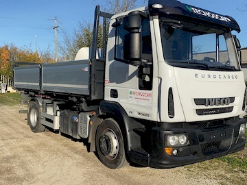 ruspe escavatori camion gru macchine movimento terra della Tecnoscavi srl Italy Abruzzo