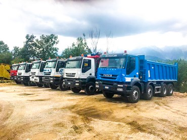 ruspe escavatori camion gru macchine movimento terra della Tecnoscavi srl Italy Abruzzo