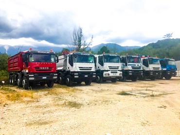 ruspe escavatori camion gru macchine movimento terra della Tecnoscavi srl Italy Abruzzo