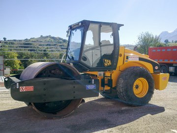 ruspe escavatori camion gru macchine movimento terra della Tecnoscavi srl Italy Abruzzo