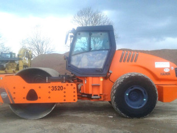 ruspe escavatori camion gru macchine movimento terra della Tecnoscavi srl Italy Abruzzo