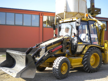 ruspe escavatori camion gru macchine movimento terra della Tecnoscavi srl Italy Abruzzo