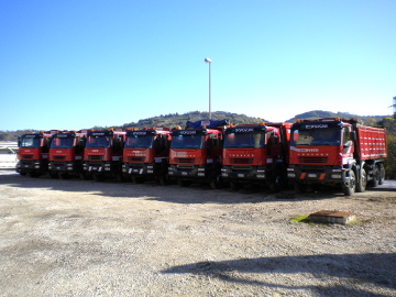 ruspe escavatori camion gru macchine movimento terra della Tecnoscavi srl Italy Abruzzo