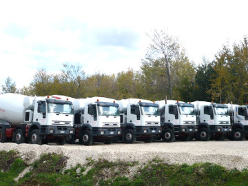 ruspe escavatori camion gru macchine movimento terra della Tecnoscavi srl Italy Abruzzo