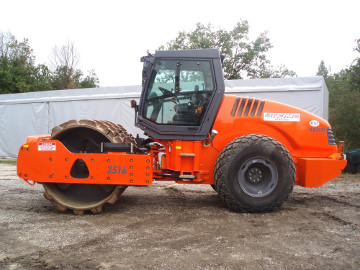 ruspe escavatori camion gru macchine movimento terra della Tecnoscavi srl Italy Abruzzo