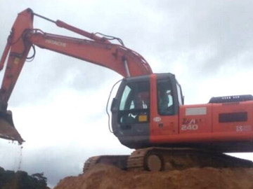 ruspe escavatori camion gru macchine movimento terra della Tecnoscavi srl Italy Abruzzo