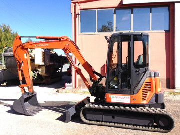 ruspe escavatori camion gru macchine movimento terra della Tecnoscavi srl Italy Abruzzo