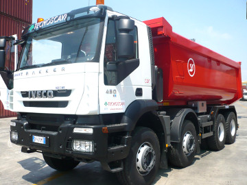 ruspe escavatori camion gru macchine movimento terra della Tecnoscavi srl Italy Abruzzo