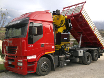 ruspe escavatori camion gru macchine movimento terra della Tecnoscavi srl Italy Abruzzo