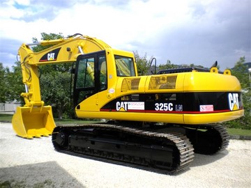 ruspe escavatori camion gru macchine movimento terra della Tecnoscavi srl Italy Abruzzo