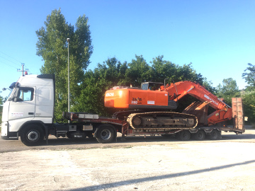 camion per trasporti speciali di grandi mezzi su ruota come ruspe e gru