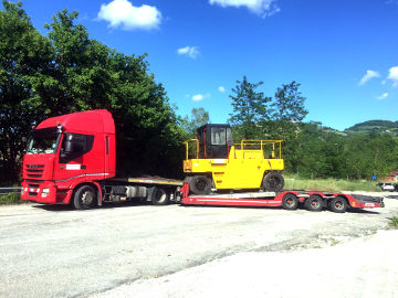 camion per trasporti speciali di grandi mezzi su ruota come ruspe e gru