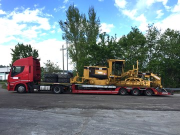 camion per trasporti speciali di grandi mezzi su ruota come ruspe e gru