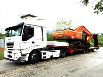 camion per trasporti speciali di grandi mezzi su ruota come ruspe e gru