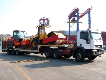 camion per trasporti speciali di grandi mezzi su ruota come ruspe e gru