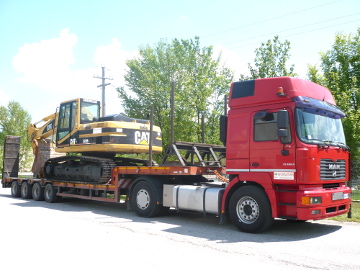 camion per trasporti speciali di grandi mezzi su ruota come ruspe e gru